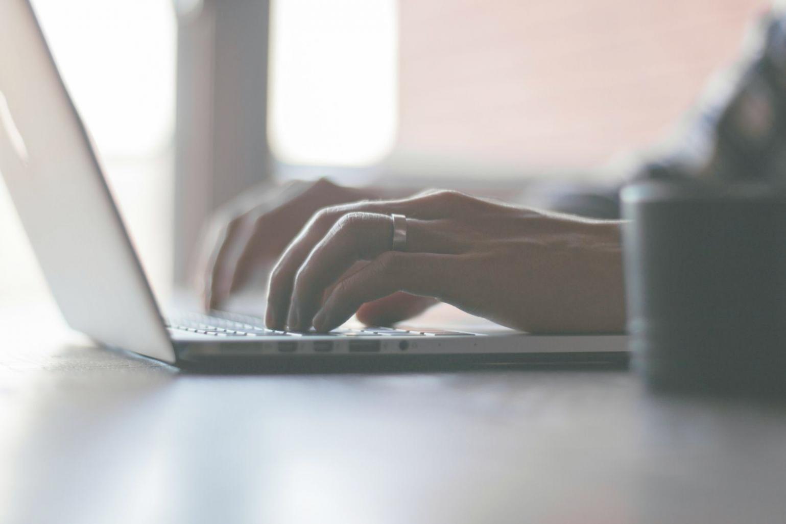 Professionnel analysant des rapports financiers sur écran